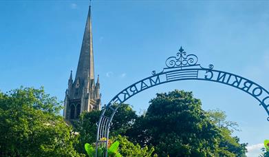 hello-dorking-market-arches-st-martins-church-rosie-riordan